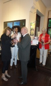 Der Bürgermeister von Boffzen, Horst Menzel überreicht den Künstlerinnen, zur Eröffnung der Ausstellung ein Präsent.